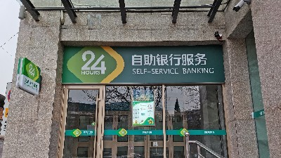 中億睿雙面廣告機(jī)助力山西鄉(xiāng)寧農(nóng)商銀行智慧改造，實(shí)現(xiàn)服務(wù)體驗(yàn)雙升級(jí)