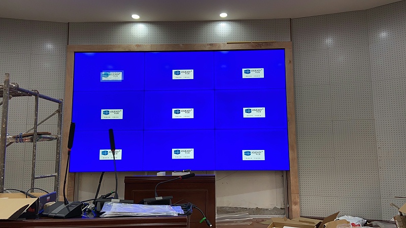 中億睿液晶拼接屏案例分享：貴州銅仁第二中學(xué)二樓會議室項(xiàng)目安裝現(xiàn)場