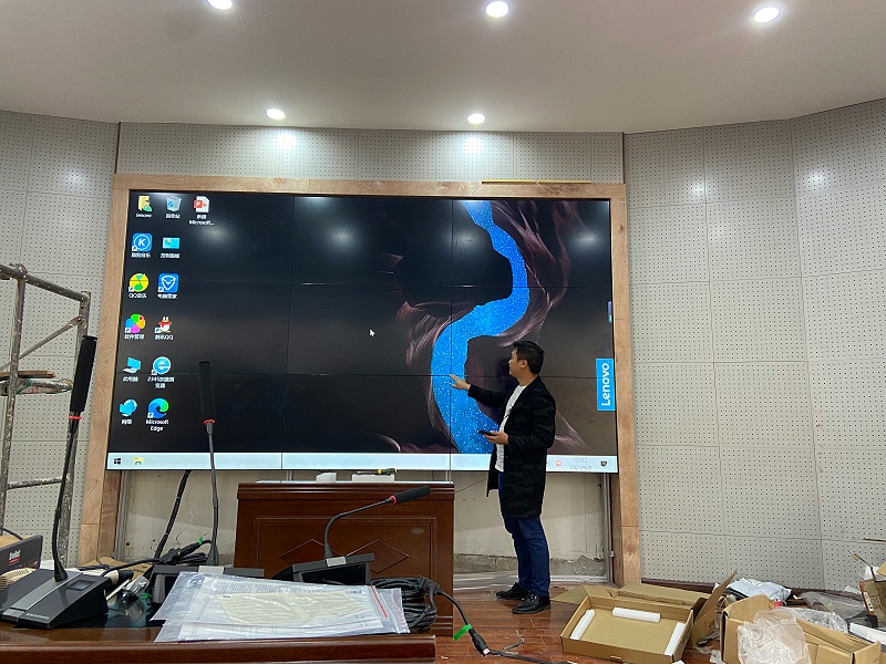 中億睿液晶拼接屏案例分享：貴州銅仁第二中學(xué)二樓會議室項(xiàng)目安裝效果